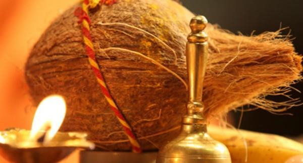 You are currently viewing धर्म एवं आस्थाः हिंदू धर्म में नारियल को इतना पवित्र क्यों माना जाता है, जानिए क्या है मान्यताएं !